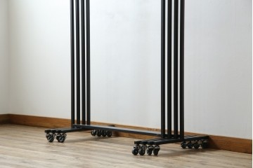 中古　鉄工所手作り　オーダー品!!　シンプルなスチールハンガー4点セット　(R-080787)