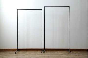 中古　鉄工所手作り　オーダー品!!　シンプルなスチールハンガー4点セット　(R-080787)