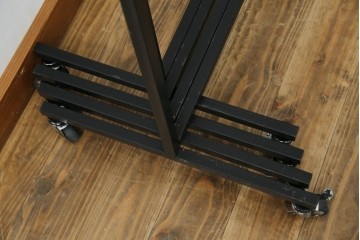 中古　鉄工所手作り　オーダー品!!　シンプルなスチールハンガー4点セット　(R-080787)