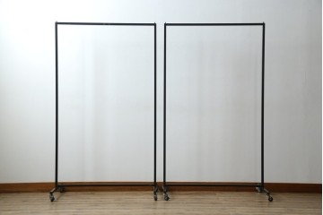 中古　鉄工所手作り　オーダー品!!　シンプルなスチールハンガー4点セット　(R-080787)