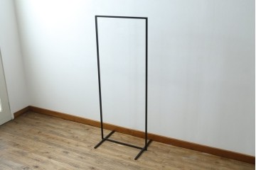 中古　鉄工所手作り　オーダー製作品!!　シンプルな無垢鉄のスチールハンガーラック　(R-080788)