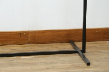 中古　鉄工所手作り　オーダー製作品!!　シンプルな無垢鉄のスチールハンガーラック　(R-080788)