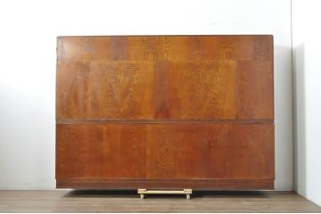 中古　美品　欅(ケヤキ)材　美しい木目と梅の彫刻が目を引く八尺サイズの茶箪笥(茶たんす、茶タンス、茶棚、飾り棚、収納棚、戸棚)(定価約120万円)(R-080790)