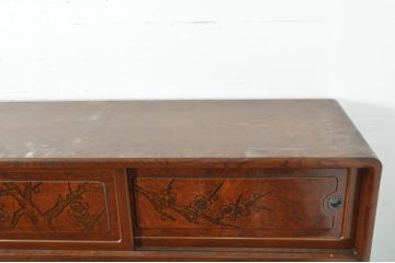 中古　美品　欅(ケヤキ)材　美しい木目と梅の彫刻が目を引く八尺サイズの茶箪笥(茶たんす、茶タンス、茶棚、飾り棚、収納棚、戸棚)(定価約120万円)(R-080790)