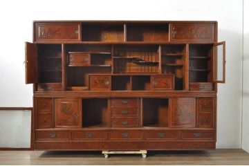 中古　美品　欅(ケヤキ)材　美しい木目と梅の彫刻が目を引く八尺サイズの茶箪笥(茶たんす、茶タンス、茶棚、飾り棚、収納棚、戸棚)(定価約120万円)(R-080790)