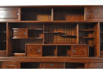 中古　美品　欅(ケヤキ)材　美しい木目と梅の彫刻が目を引く八尺サイズの茶箪笥(茶たんす、茶タンス、茶棚、飾り棚、収納棚、戸棚)(定価約120万円)(R-080790)