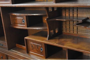 中古　美品　欅(ケヤキ)材　美しい木目と梅の彫刻が目を引く八尺サイズの茶箪笥(茶たんす、茶タンス、茶棚、飾り棚、収納棚、戸棚)(定価約120万円)(R-080790)