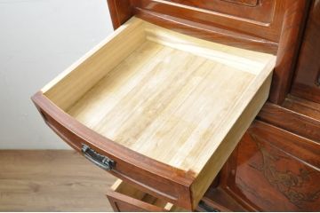 中古　美品　欅(ケヤキ)材　美しい木目と梅の彫刻が目を引く八尺サイズの茶箪笥(茶たんす、茶タンス、茶棚、飾り棚、収納棚、戸棚)(定価約120万円)(R-080790)