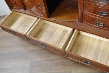 中古　美品　欅(ケヤキ)材　美しい木目と梅の彫刻が目を引く八尺サイズの茶箪笥(茶たんす、茶タンス、茶棚、飾り棚、収納棚、戸棚)(定価約120万円)(R-080790)