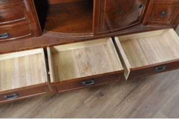 中古　美品　欅(ケヤキ)材　美しい木目と梅の彫刻が目を引く八尺サイズの茶箪笥(茶たんす、茶タンス、茶棚、飾り棚、収納棚、戸棚)(定価約120万円)(R-080790)