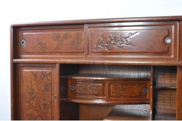 中古　美品　欅(ケヤキ)材　美しい木目と梅の彫刻が目を引く八尺サイズの茶箪笥(茶たんす、茶タンス、茶棚、飾り棚、収納棚、戸棚)(定価約120万円)(R-080790)