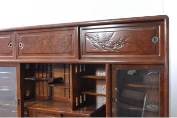 中古　美品　欅(ケヤキ)材　美しい木目と梅の彫刻が目を引く八尺サイズの茶箪笥(茶たんす、茶タンス、茶棚、飾り棚、収納棚、戸棚)(定価約120万円)(R-080790)