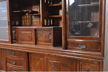 中古　美品　欅(ケヤキ)材　美しい木目と梅の彫刻が目を引く八尺サイズの茶箪笥(茶たんす、茶タンス、茶棚、飾り棚、収納棚、戸棚)(定価約120万円)(R-080790)