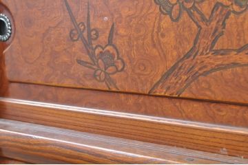 中古　美品　欅(ケヤキ)材　美しい木目と梅の彫刻が目を引く八尺サイズの茶箪笥(茶たんす、茶タンス、茶棚、飾り棚、収納棚、戸棚)(定価約120万円)(R-080790)