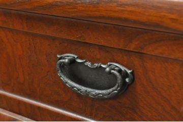 中古　美品　欅(ケヤキ)材　美しい木目と梅の彫刻が目を引く八尺サイズの茶箪笥(茶たんす、茶タンス、茶棚、飾り棚、収納棚、戸棚)(定価約120万円)(R-080790)