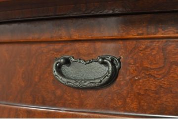 中古　美品　欅(ケヤキ)材　美しい木目と梅の彫刻が目を引く八尺サイズの茶箪笥(茶たんす、茶タンス、茶棚、飾り棚、収納棚、戸棚)(定価約120万円)(R-080790)