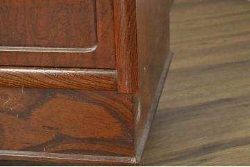 中古　美品　欅(ケヤキ)材　美しい木目と梅の彫刻が目を引く八尺サイズの茶箪笥(茶たんす、茶タンス、茶棚、飾り棚、収納棚、戸棚)(定価約120万円)(R-080790)