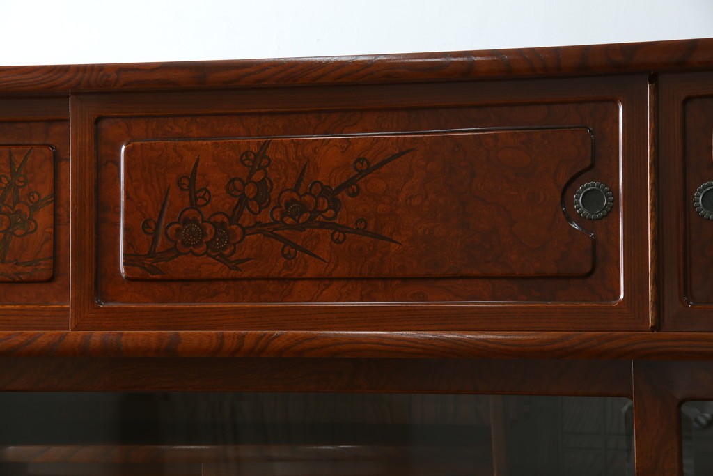 中古　美品　欅(ケヤキ)材　美しい木目と梅の彫刻が目を引く八尺サイズの茶箪笥　定価約120万円　(R-080790)