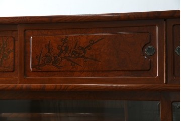 中古　美品　欅(ケヤキ)材　美しい木目と梅の彫刻が目を引く八尺サイズの茶箪笥　定価約120万円　(R-080790)