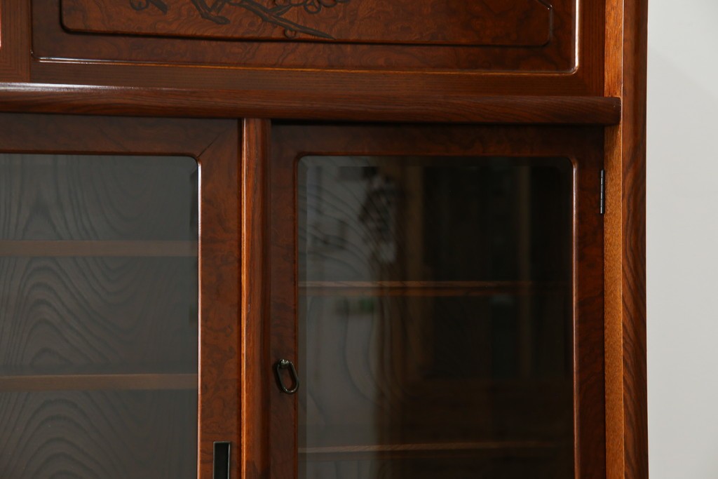 中古　美品　欅(ケヤキ)材　美しい木目と梅の彫刻が目を引く八尺サイズの茶箪笥　定価約120万円　(R-080790)