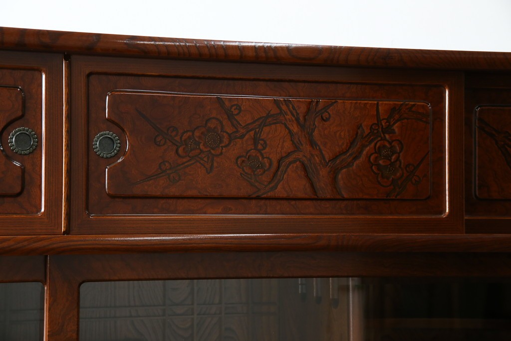 中古　美品　欅(ケヤキ)材　美しい木目と梅の彫刻が目を引く八尺サイズの茶箪笥　定価約120万円　(R-080790)