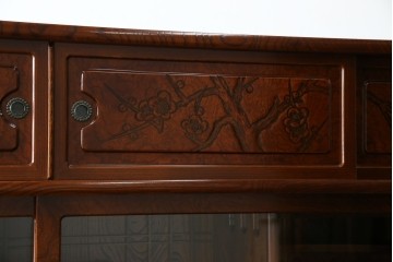 中古　美品　欅(ケヤキ)材　美しい木目と梅の彫刻が目を引く八尺サイズの茶箪笥　定価約120万円　(R-080790)