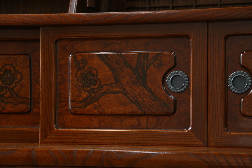 中古　美品　欅(ケヤキ)材　美しい木目と梅の彫刻が目を引く八尺サイズの茶箪笥　定価約120万円　(R-080790)