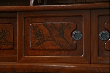 中古　美品　欅(ケヤキ)材　美しい木目と梅の彫刻が目を引く八尺サイズの茶箪笥　定価約120万円　(R-080790)