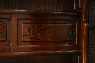 中古　美品　欅(ケヤキ)材　美しい木目と梅の彫刻が目を引く八尺サイズの茶箪笥　定価約120万円　(R-080790)