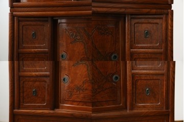 中古　美品　欅(ケヤキ)材　美しい木目と梅の彫刻が目を引く八尺サイズの茶箪笥　定価約120万円　(R-080790)