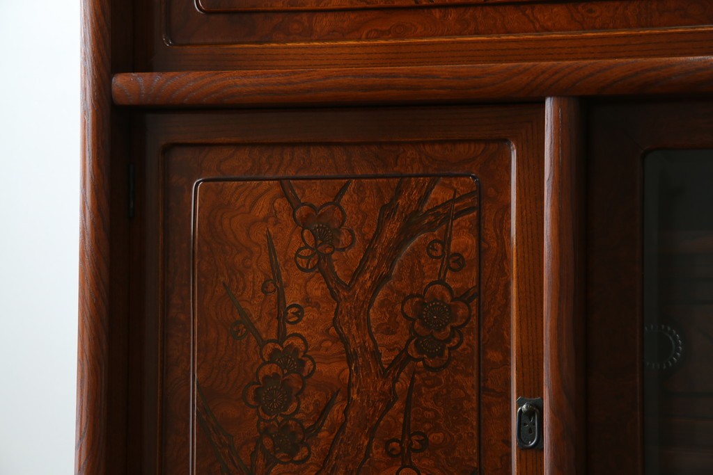 中古　美品　欅(ケヤキ)材　美しい木目と梅の彫刻が目を引く八尺サイズの茶箪笥　定価約120万円　(R-080790)