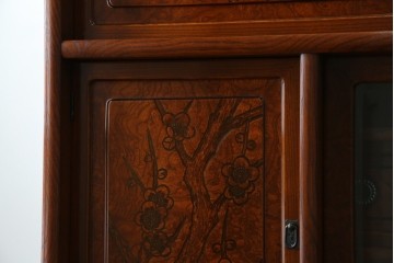 中古　美品　欅(ケヤキ)材　美しい木目と梅の彫刻が目を引く八尺サイズの茶箪笥　定価約120万円　(R-080790)