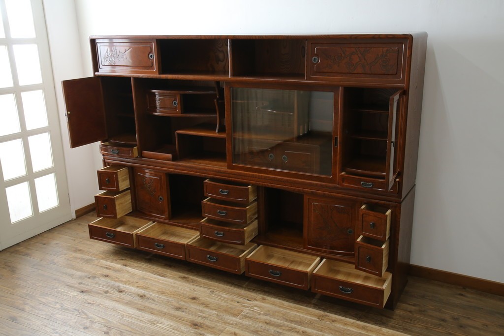 中古　美品　欅(ケヤキ)材　美しい木目と梅の彫刻が目を引く八尺サイズの茶箪笥　定価約120万円　(R-080790)