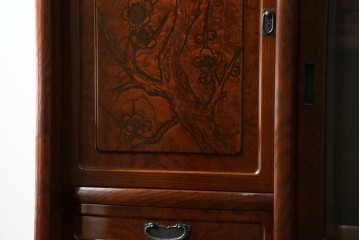 中古　美品　欅(ケヤキ)材　美しい木目と梅の彫刻が目を引く八尺サイズの茶箪笥　定価約120万円　(R-080790)