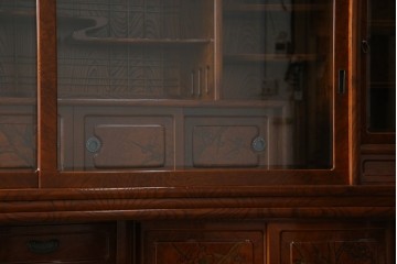 中古　美品　欅(ケヤキ)材　美しい木目と梅の彫刻が目を引く八尺サイズの茶箪笥　定価約120万円　(R-080790)