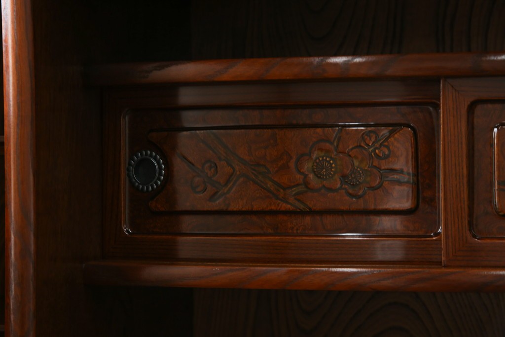 中古　美品　欅(ケヤキ)材　美しい木目と梅の彫刻が目を引く八尺サイズの茶箪笥　定価約120万円　(R-080790)