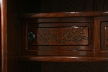 中古　美品　欅(ケヤキ)材　美しい木目と梅の彫刻が目を引く八尺サイズの茶箪笥　定価約120万円　(R-080790)