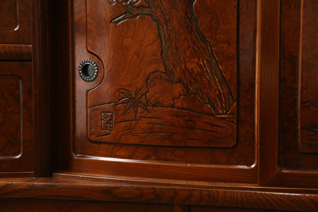中古　美品　欅(ケヤキ)材　美しい木目と梅の彫刻が目を引く八尺サイズの茶箪笥　定価約120万円　(R-080790)
