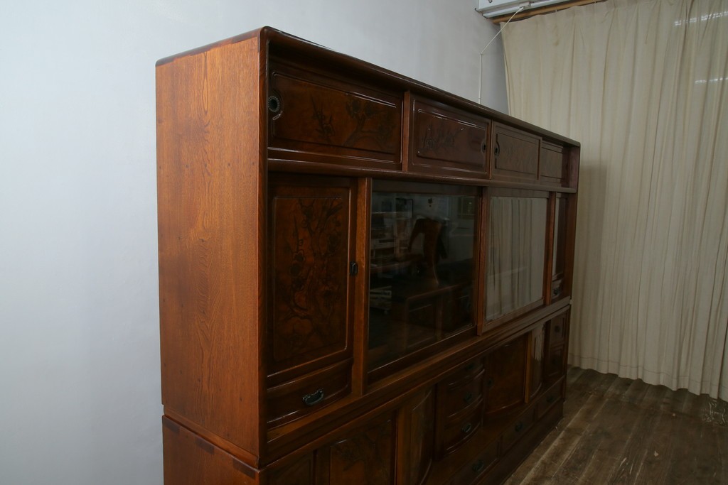 中古　美品　欅(ケヤキ)材　美しい木目と梅の彫刻が目を引く八尺サイズの茶箪笥　定価約120万円　(R-080790)