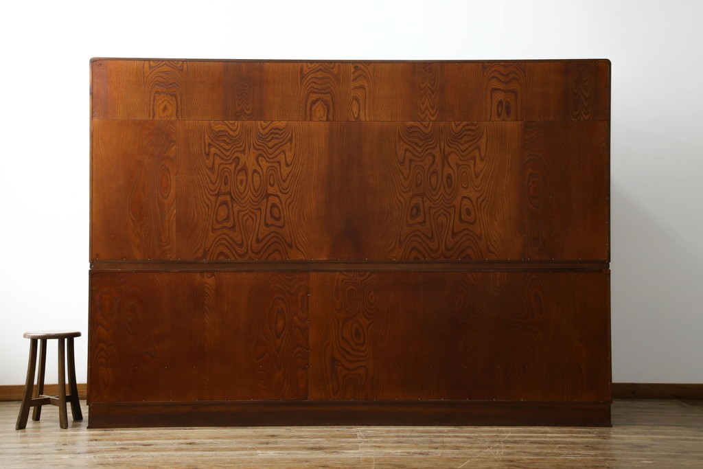 中古　美品　欅(ケヤキ)材　美しい木目と梅の彫刻が目を引く八尺サイズの茶箪笥　定価約120万円　(R-080790)