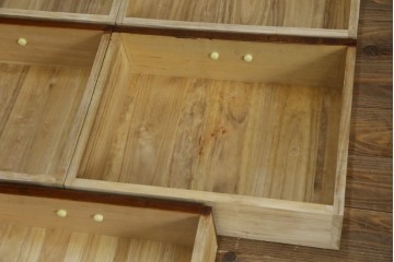 中古　美品　欅(ケヤキ)材　美しい木目と梅の彫刻が目を引く八尺サイズの茶箪笥　定価約120万円　(R-080790)