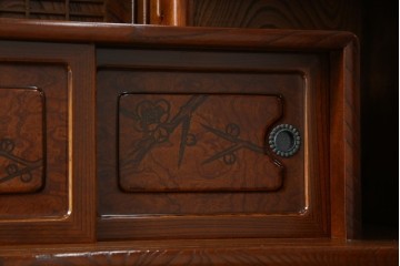 中古　美品　欅(ケヤキ)材　美しい木目と梅の彫刻が目を引く八尺サイズの茶箪笥　定価約120万円　(R-080790)