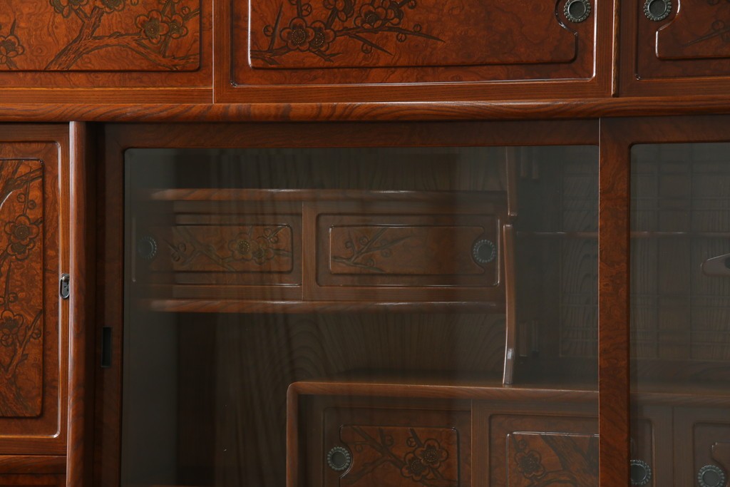 中古　美品　欅(ケヤキ)材　美しい木目と梅の彫刻が目を引く八尺サイズの茶箪笥　定価約120万円　(R-080790)