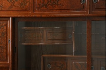 中古　美品　欅(ケヤキ)材　美しい木目と梅の彫刻が目を引く八尺サイズの茶箪笥　定価約120万円　(R-080790)