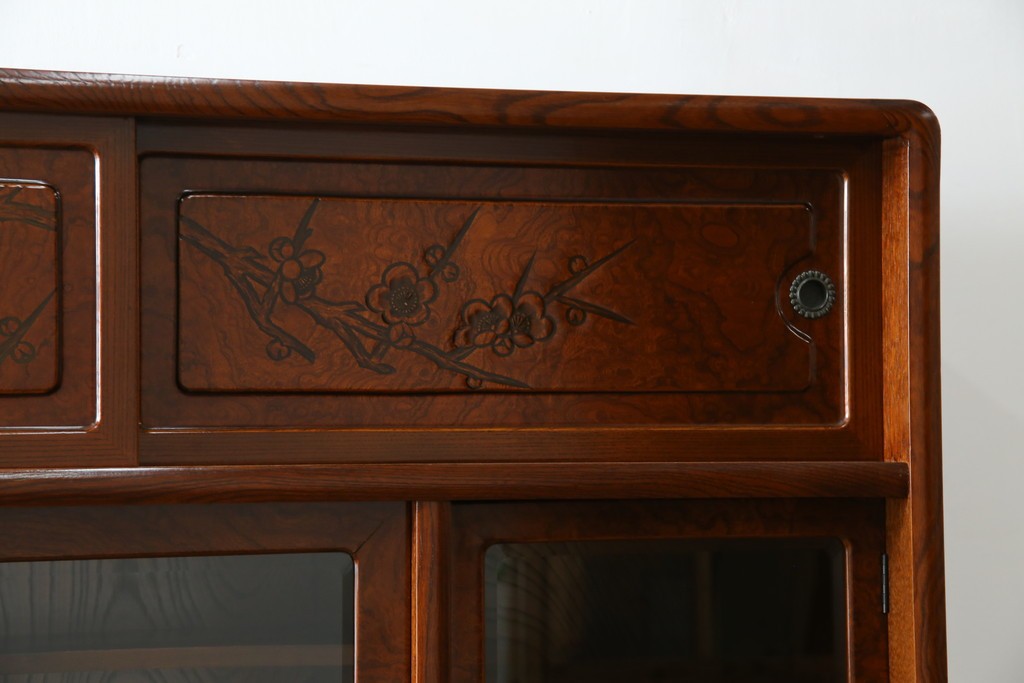 中古　美品　欅(ケヤキ)材　美しい木目と梅の彫刻が目を引く八尺サイズの茶箪笥　定価約120万円　(R-080790)