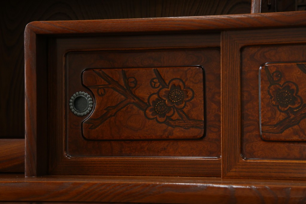 中古　美品　欅(ケヤキ)材　美しい木目と梅の彫刻が目を引く八尺サイズの茶箪笥　定価約120万円　(R-080790)