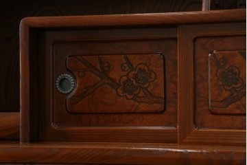 中古　美品　欅(ケヤキ)材　美しい木目と梅の彫刻が目を引く八尺サイズの茶箪笥　定価約120万円　(R-080790)