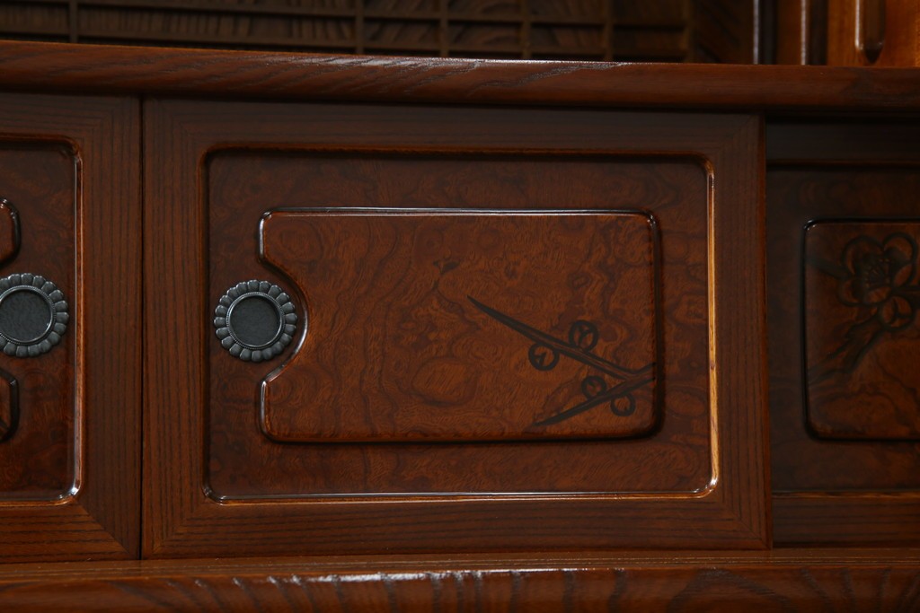 中古　美品　欅(ケヤキ)材　美しい木目と梅の彫刻が目を引く八尺サイズの茶箪笥　定価約120万円　(R-080790)