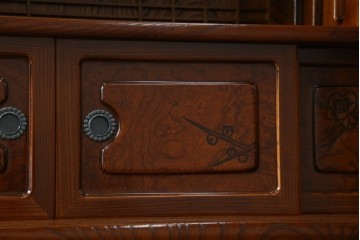 中古　美品　欅(ケヤキ)材　美しい木目と梅の彫刻が目を引く八尺サイズの茶箪笥　定価約120万円　(R-080790)