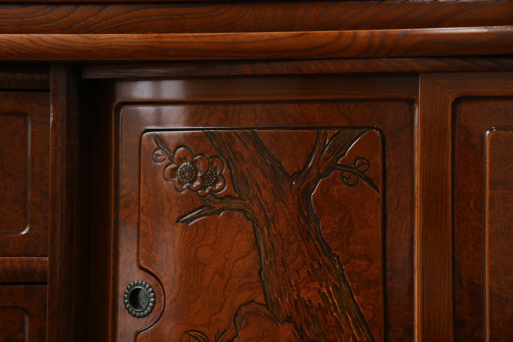 中古　美品　欅(ケヤキ)材　美しい木目と梅の彫刻が目を引く八尺サイズの茶箪笥　定価約120万円　(R-080790)